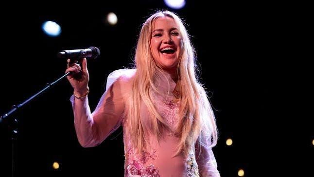 Did Kate Hudson Sing in Song Sung Blue? The Answer